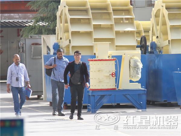 来厂参观、了解洗砂机的客户