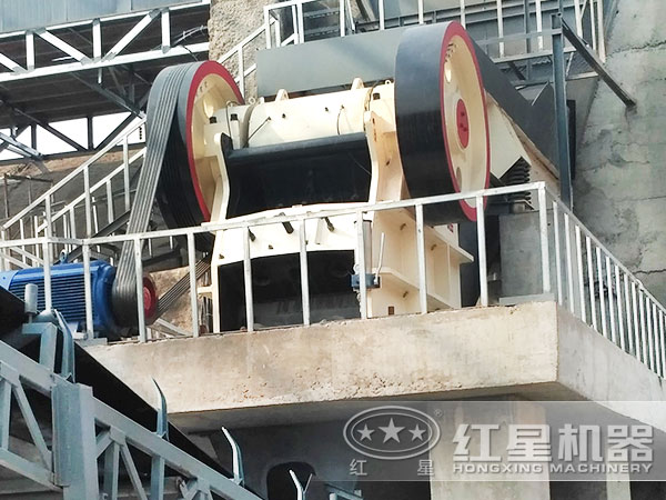 小型砂石粉碎机客户现场